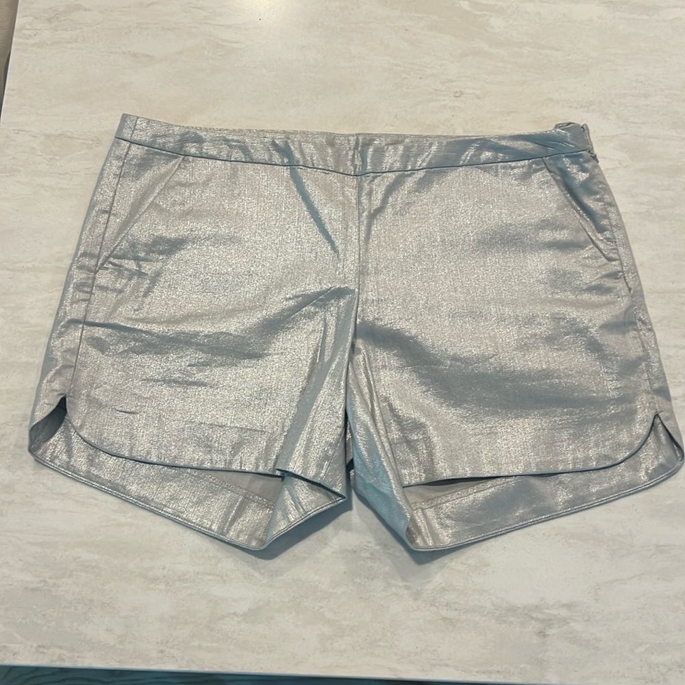 Lilly Pulitzer kasia silver metallic short. Size 6